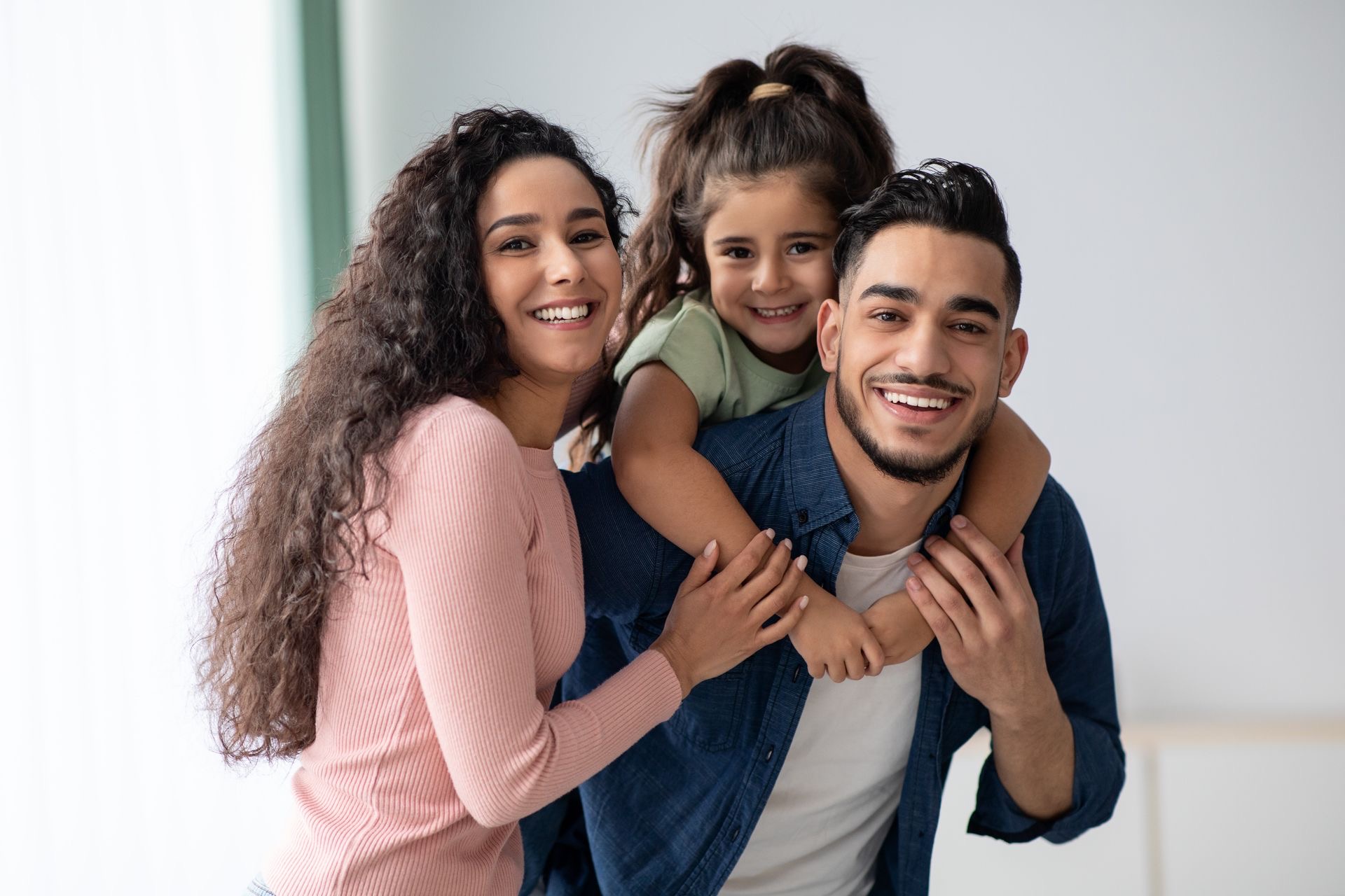 Família feliz com Bandeirantes Benefícios